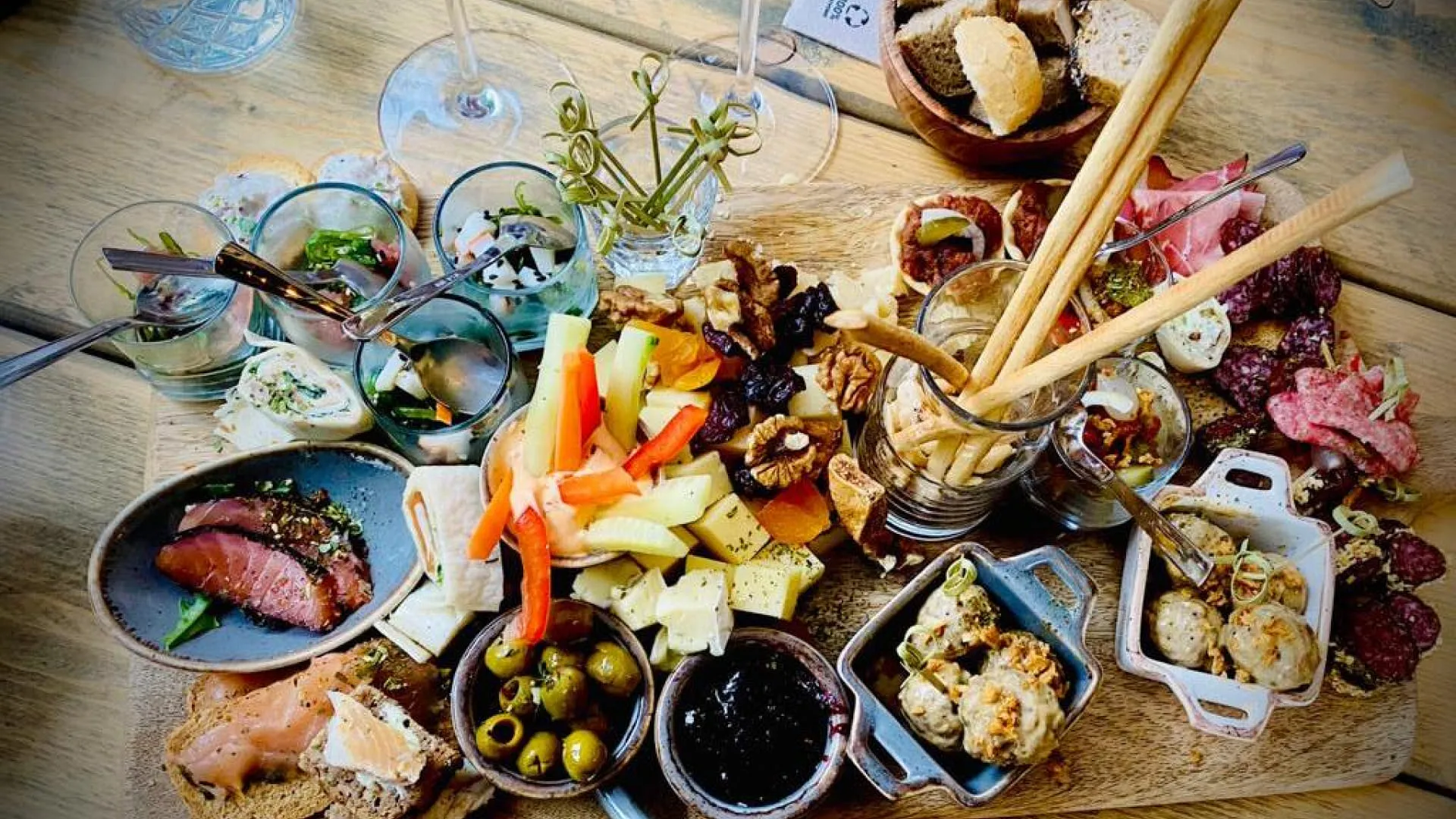 Bunte Brett mit Käse, Wurst, Oliven und Brotstücken